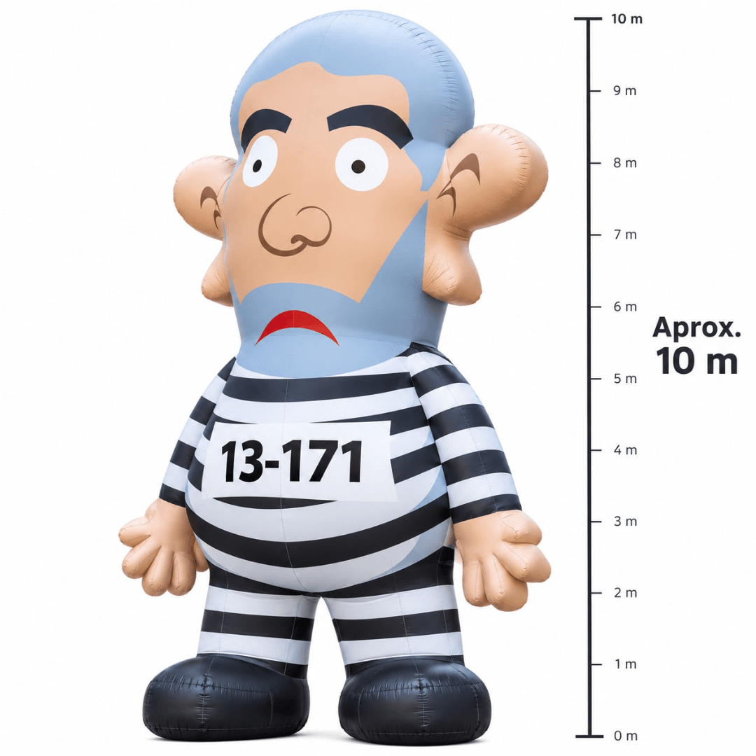 Inflável satírico de grandes proporções representando Lula, com régua de escala indicando aproximadamente 10 metros