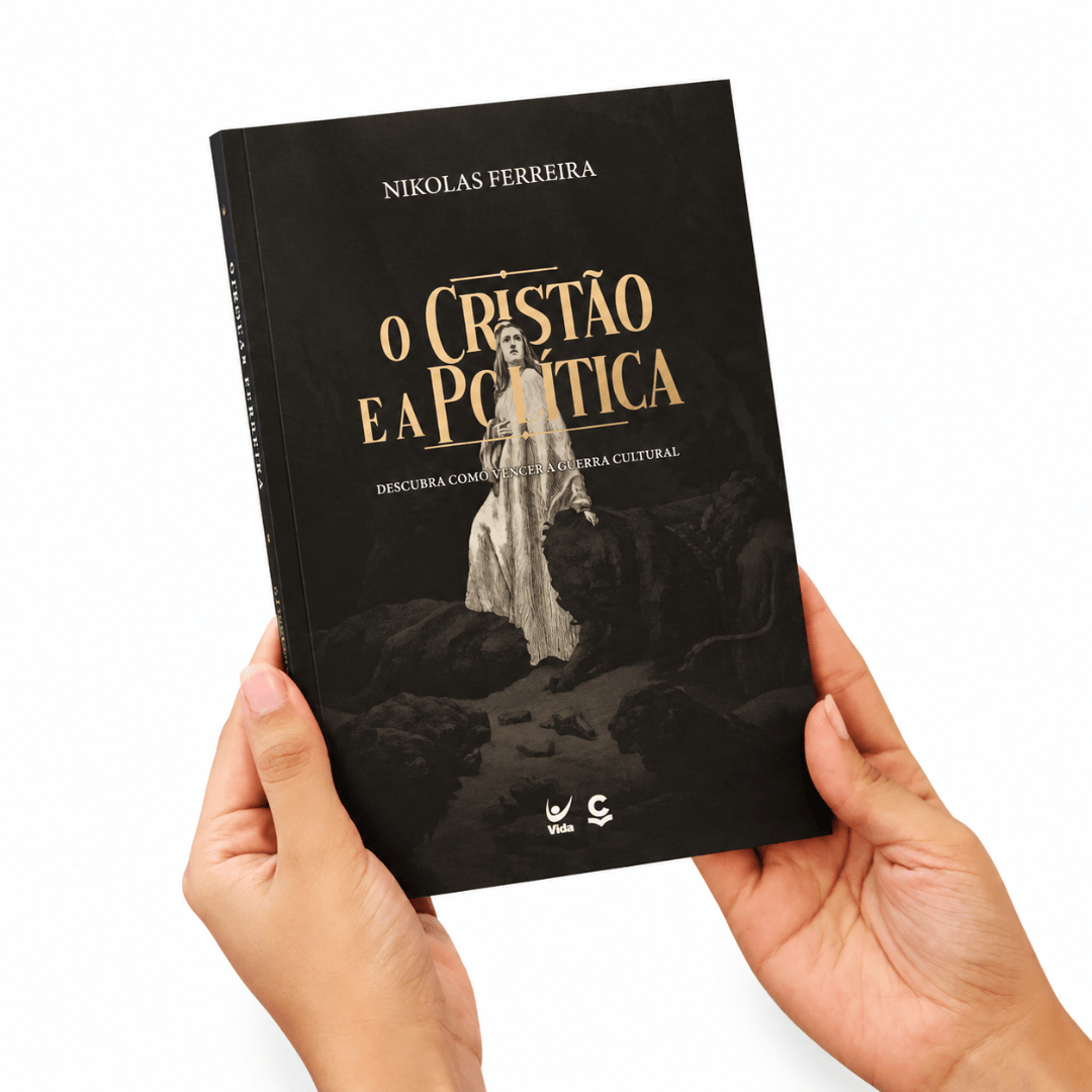 Livro O Cristão e a Política, de Nikolas Ferreira, segurado com as duas mãos